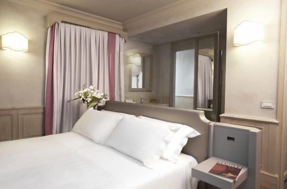 Villa Lattanzi Premium Double or Twin Room, Bathtub, Park View 2