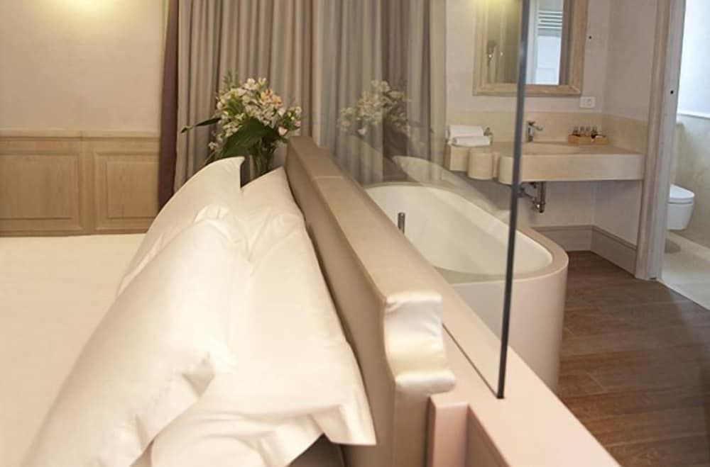 Villa Lattanzi Premium Double or Twin Room, Bathtub, Park View 5