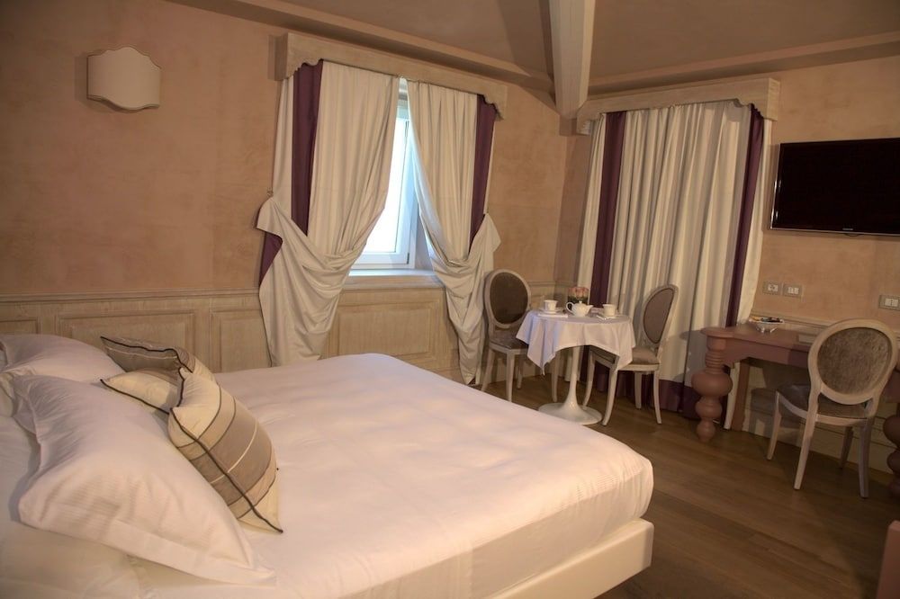 Villa Lattanzi Premium Double or Twin Room, Bathtub, Park View