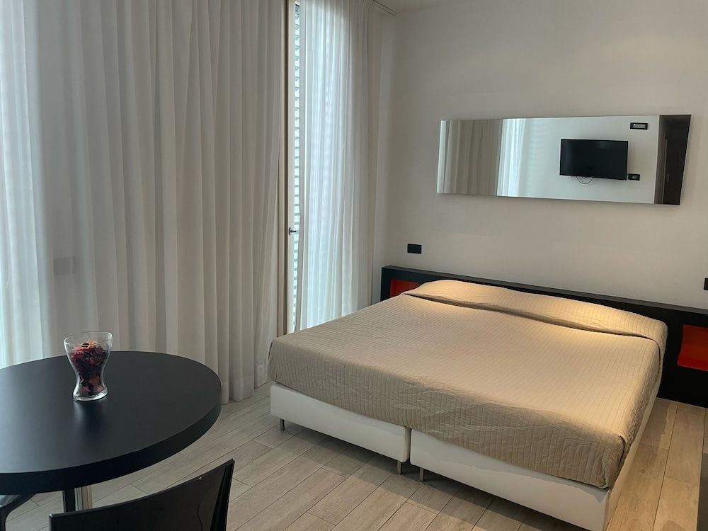 Blue Shades Aparthotel Standard Double or Twin Room 4