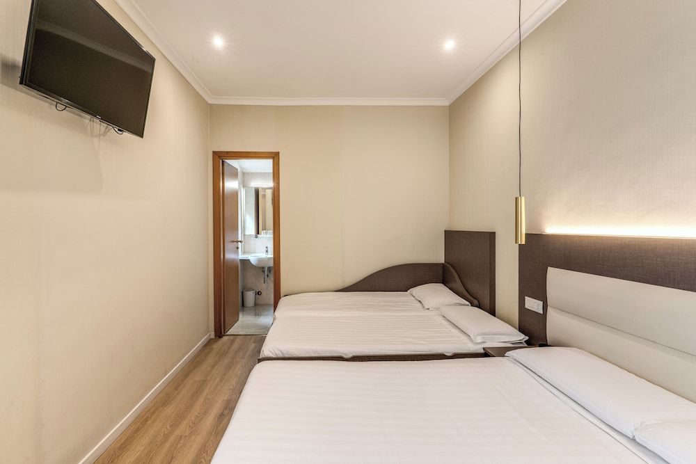 Flower Garden Hotel Rome Quadruple Room