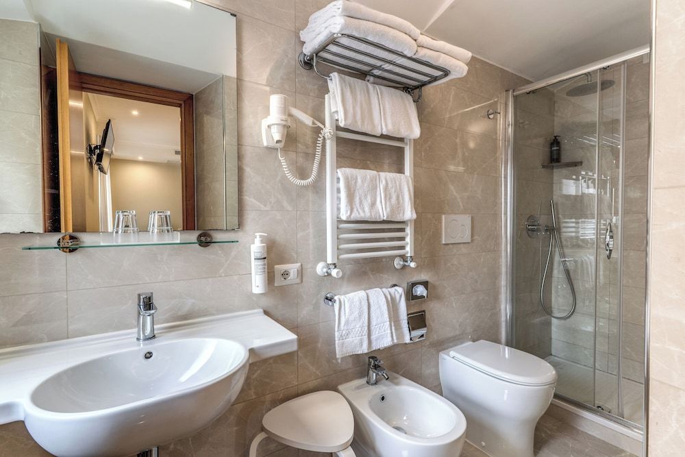 Flower Garden Hotel Rome Quadruple Room 6