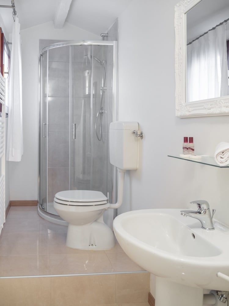 Grand Canal Suites Deluxe Room, Canal View 9