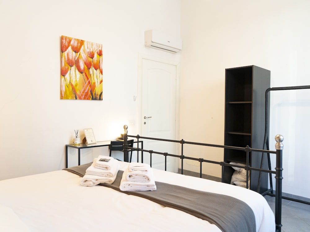 Salotto Piramide B&B Double room with private external bathroom 3