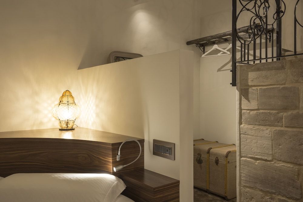 Giardino di Pietra Deluxe Suite, 1 King Bed, Bathtub 11