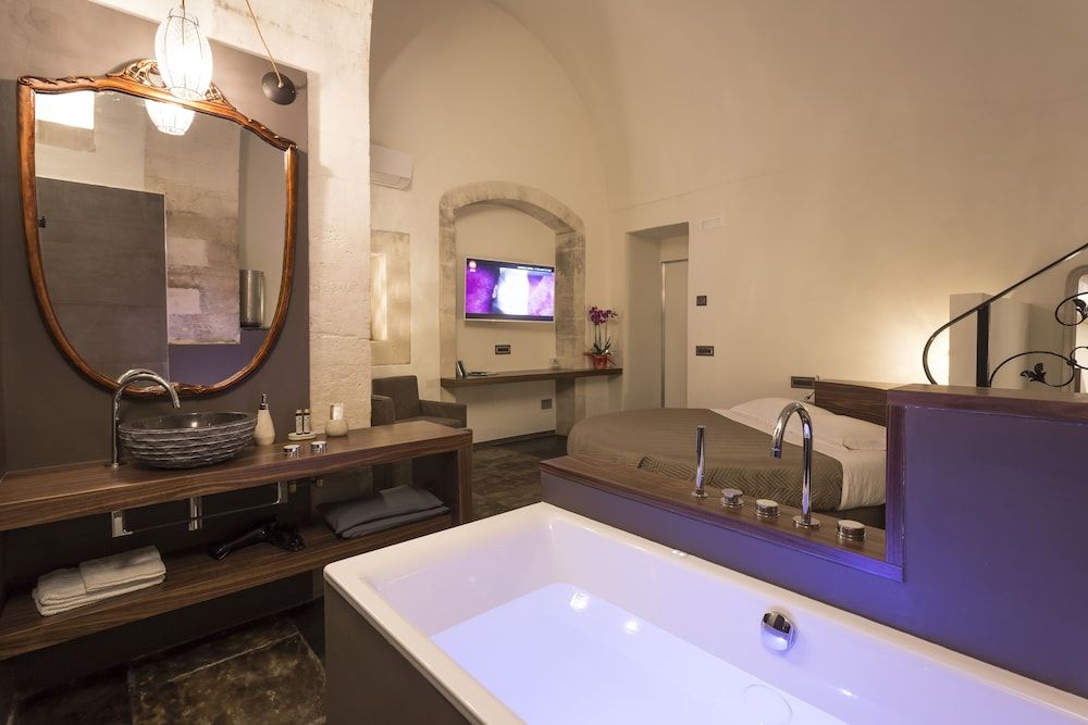 Giardino di Pietra Deluxe Suite, 1 King Bed, Bathtub 7