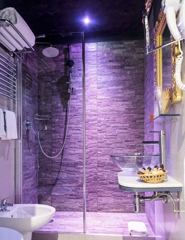 Vaticano Julia Luxury Rooms Deluxe Double or Twin Room 6