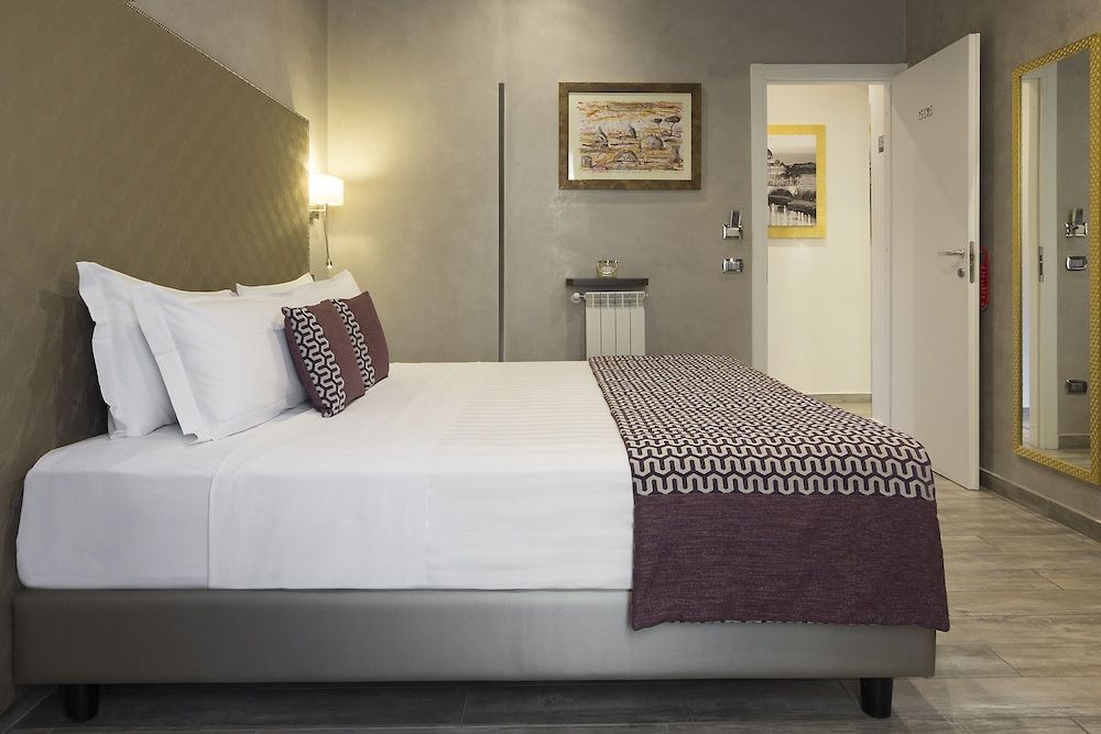 Vaticano Julia Luxury Rooms Deluxe Double or Twin Room 2