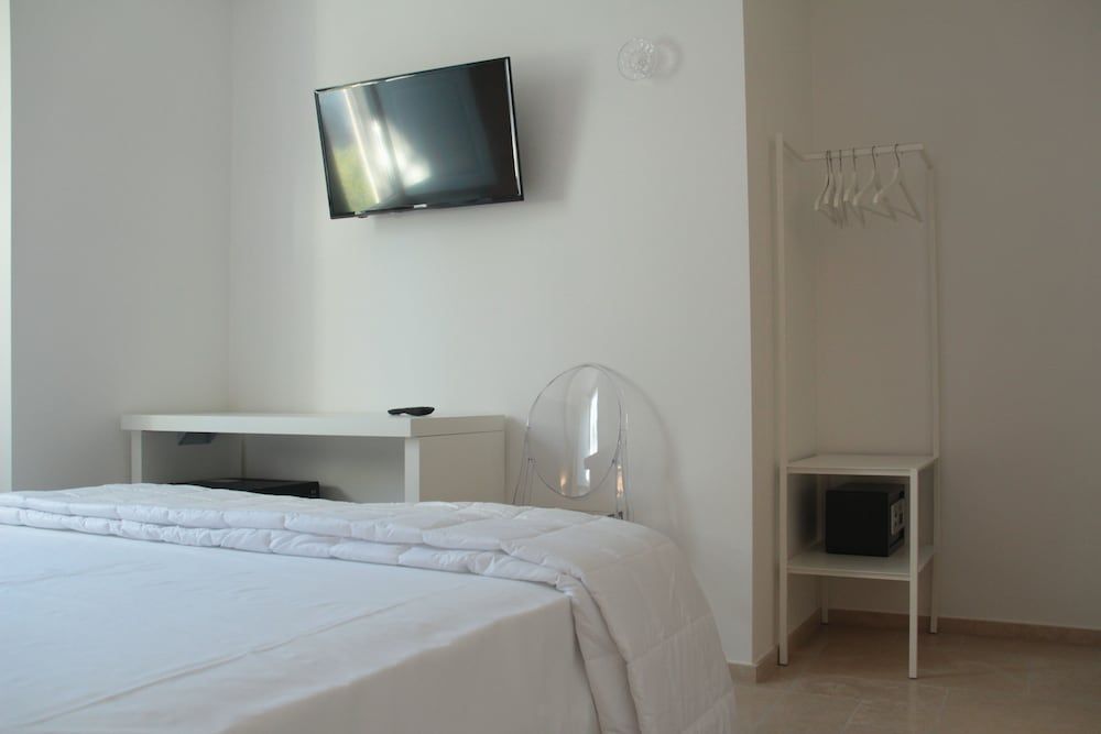 LAMIA Room Rentals Standard Double Room 11