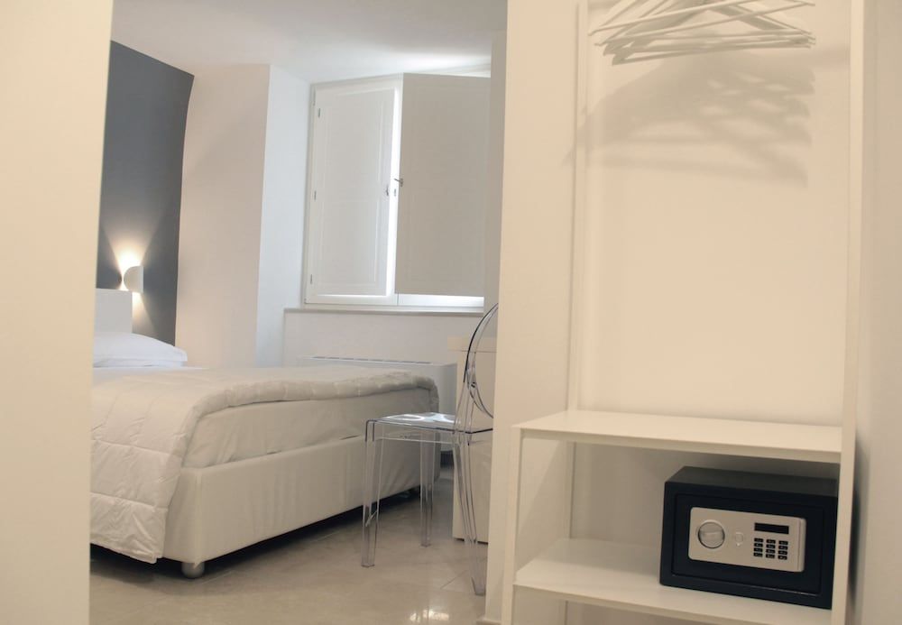 LAMIA Room Rentals Standard Double Room 13