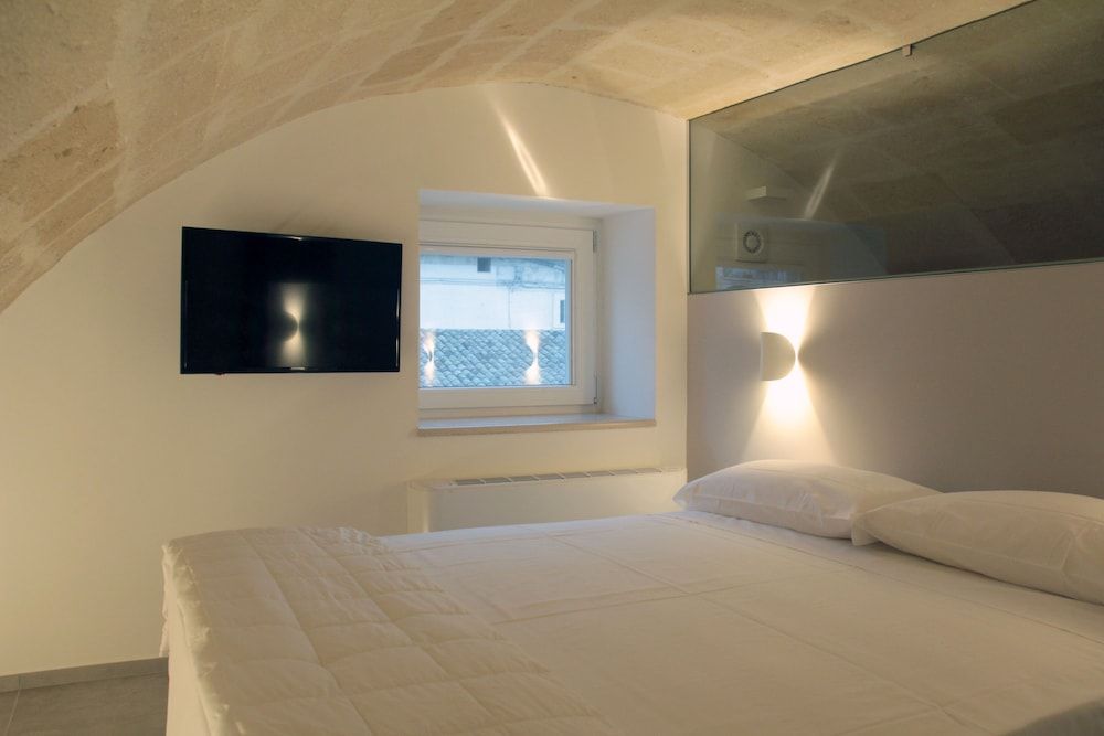LAMIA Room Rentals Traditional Double Room (Grotta) 2