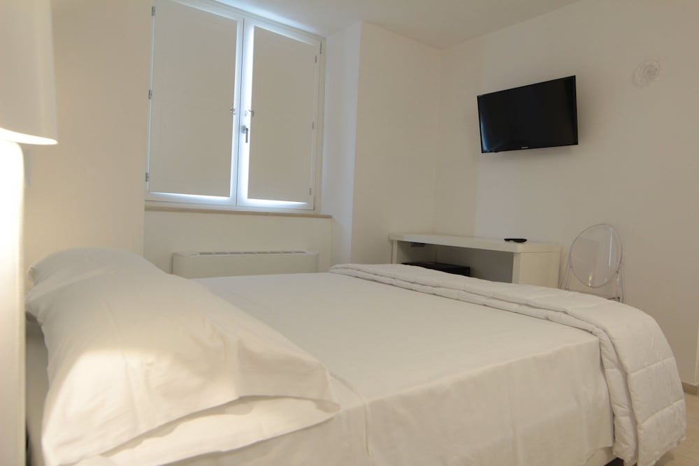 LAMIA Room Rentals Standard Double Room 4