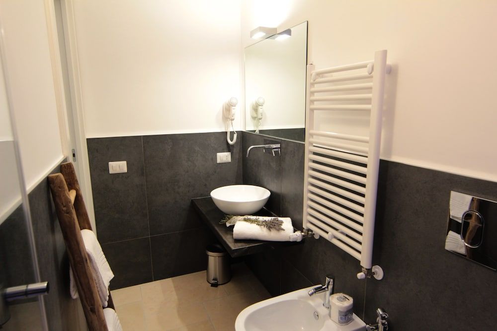 LAMIA Room Rentals Standard Double Room 10