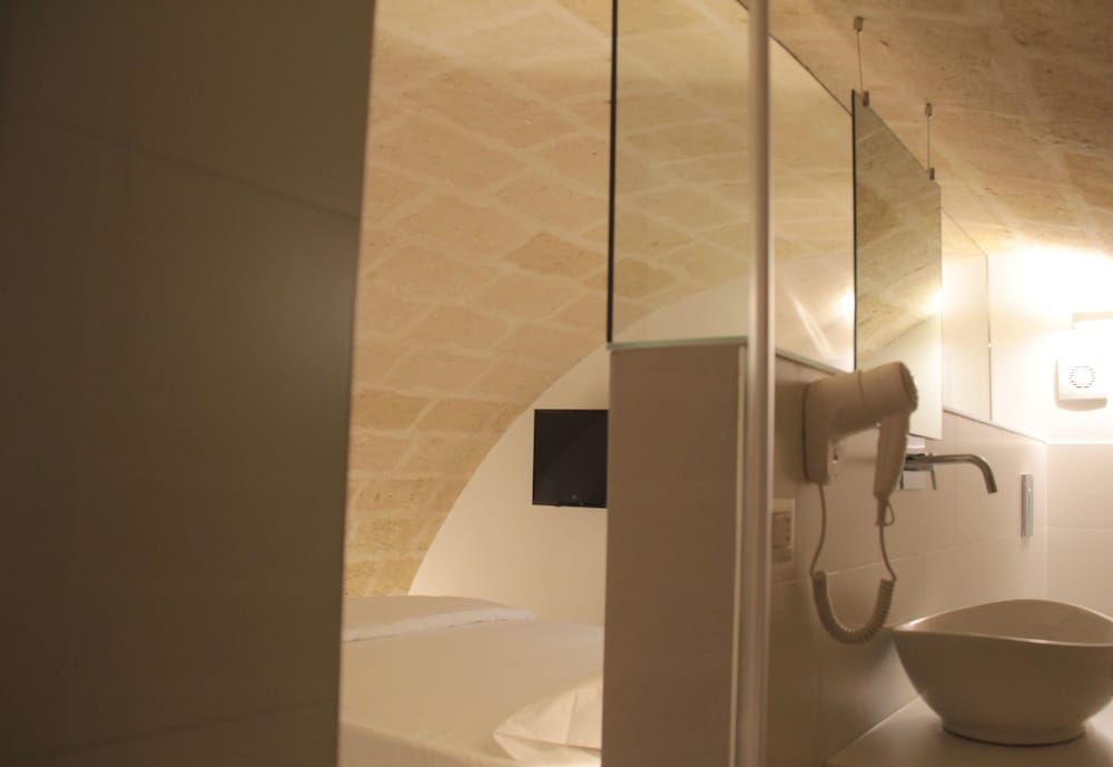 LAMIA Room Rentals Traditional Double Room (Grotta) 4