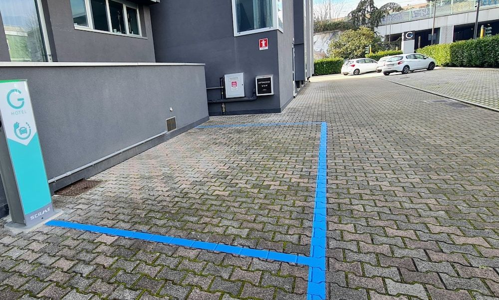 Electric vehicle charging station