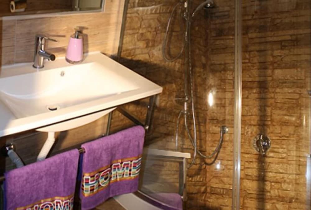 B&B SheLisa Double Room, Private Bathroom 6