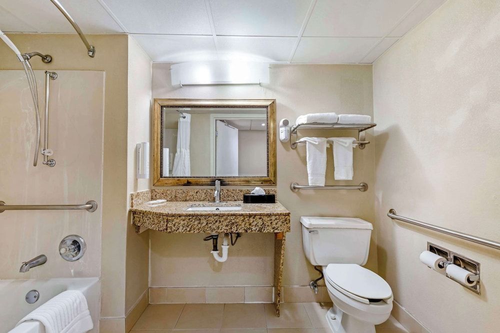 Clarion Pointe Research Triangle Park Durham Room, 1 King Bed, Accessible, Non Smoking 4