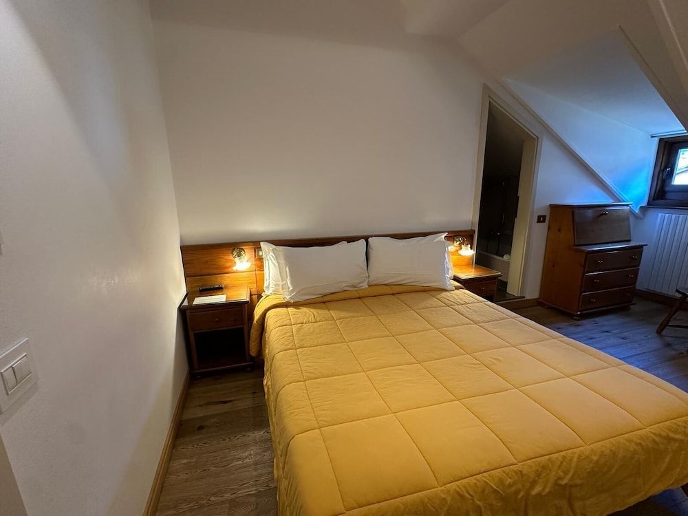 Hotel Serena Classic Double or Twin Room, Mountain View (Attic) 2