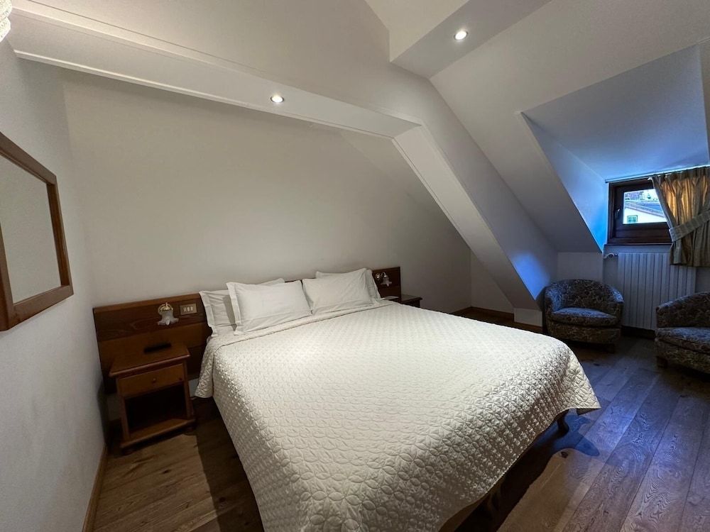 Hotel Serena Classic Double or Twin Room, Mountain View (Attic)
