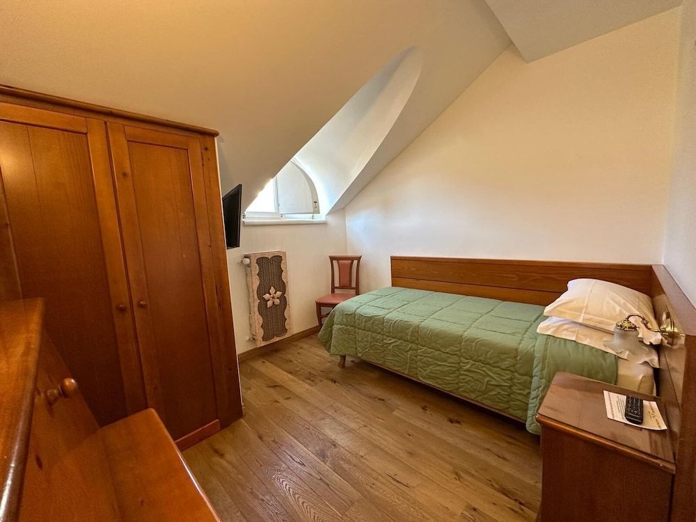 Classic Single Room, 1 Twin Bed, Mountain View (Attic)
