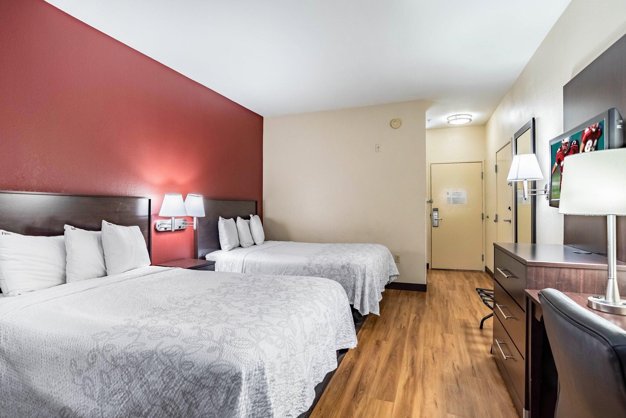 ADA Accessible 2 Full Beds with Roll-In Shower Smoke Free