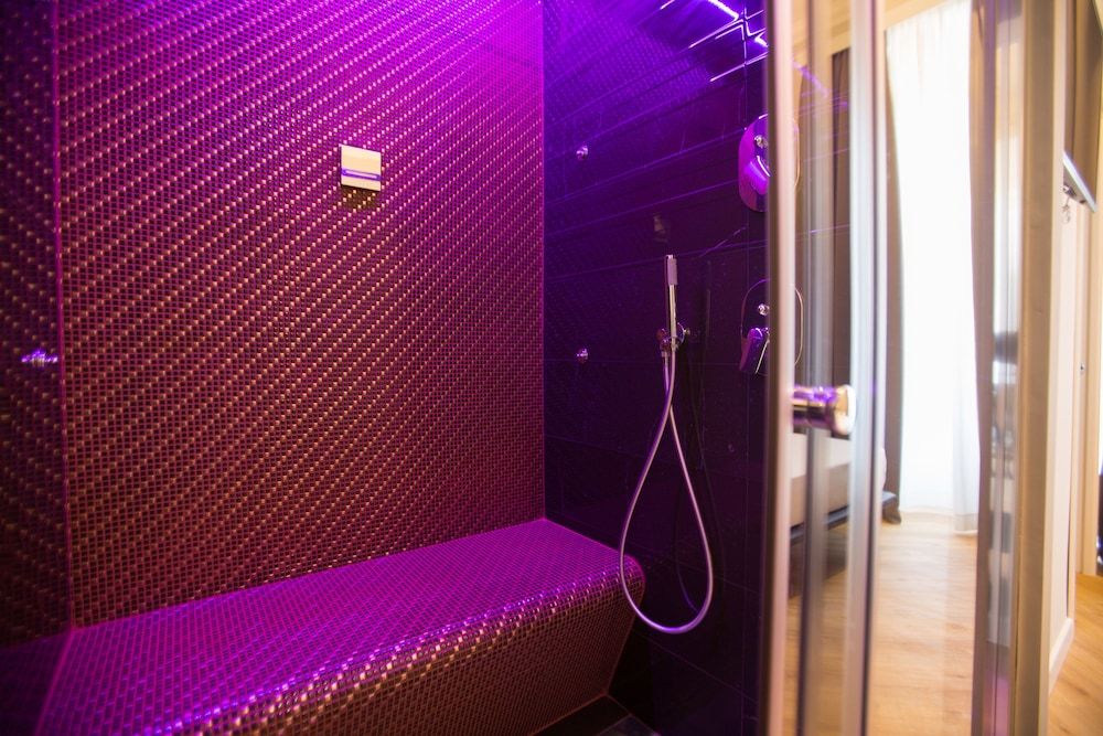 Ara Suite Deluxe Double Room 11