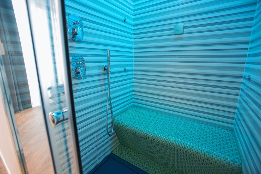 Ara Suite Deluxe Double Room 12