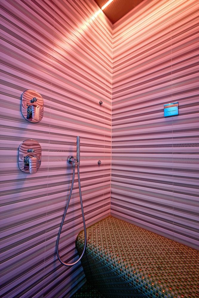 Ara Suite Deluxe Double Room 16