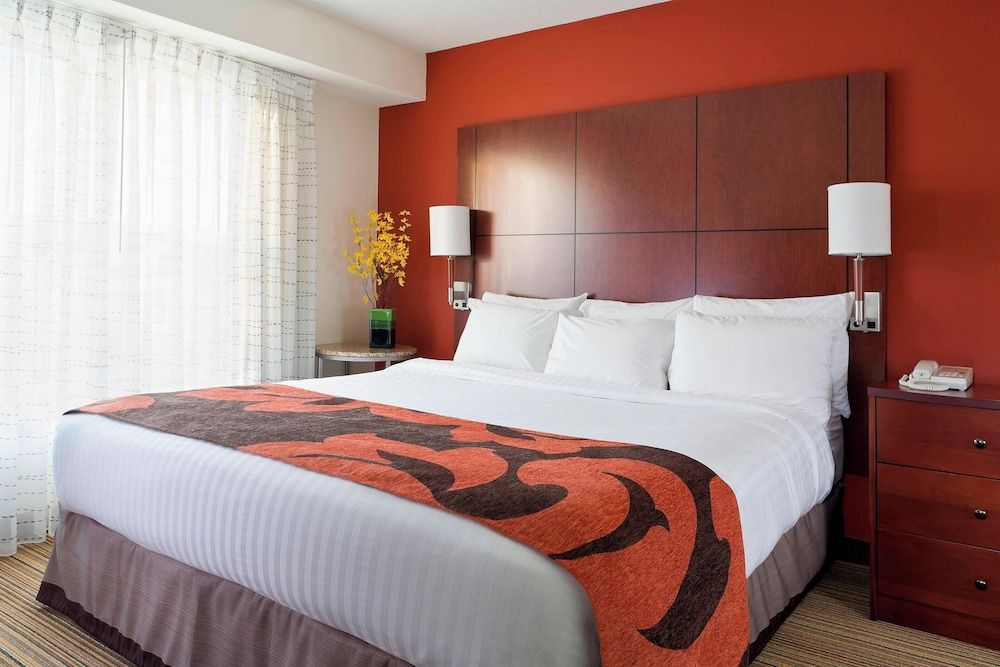 Suite, 2 Bedrooms, Fireplace (Mobility/Hearing Access, Roll-In Shwr)