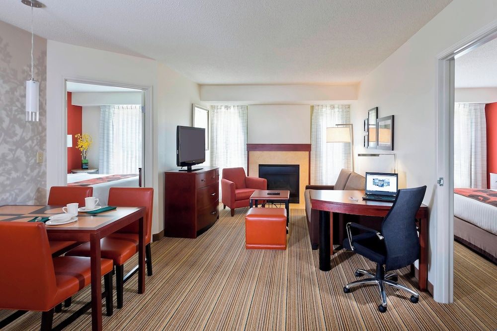 Suite, 2 Bedrooms, Fireplace (Mobility/Hearing Access, Roll-In Shwr)