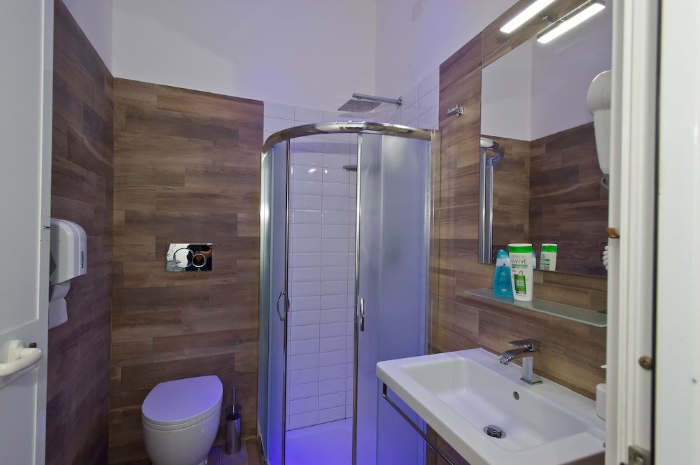 Youth Station Hostel Comfort Double or Twin Room, 2 Twin Beds, Shared Bathroom 4