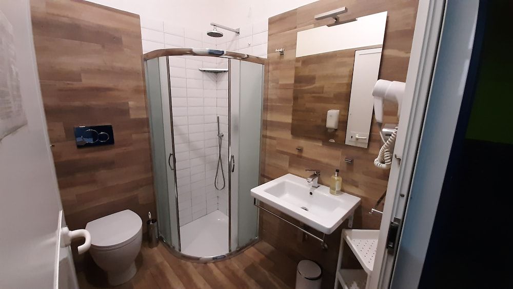 Youth Station Hostel Comfort Double or Twin Room, 2 Twin Beds, Shared Bathroom 6