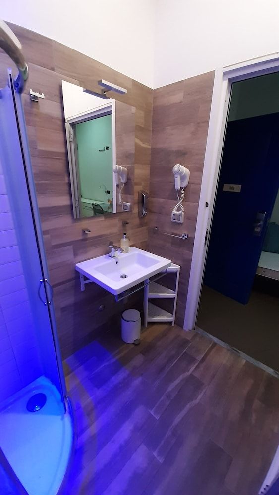 Youth Station Hostel Comfort Double or Twin Room, 2 Twin Beds, Shared Bathroom 5