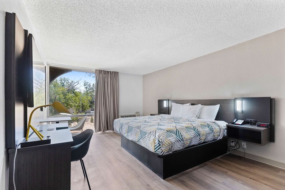 Deluxe Room, 1 King Bed, Non Smoking, Refrigerator & Microwave