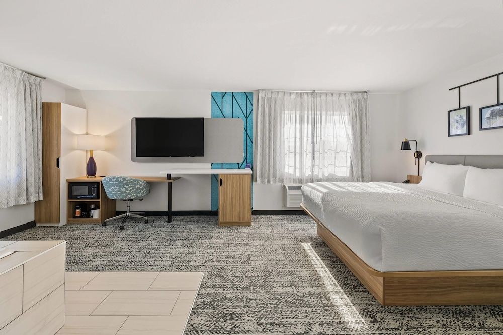 Suite, 1 King Bed with Sofa bed, Non Smoking (Upgrade)