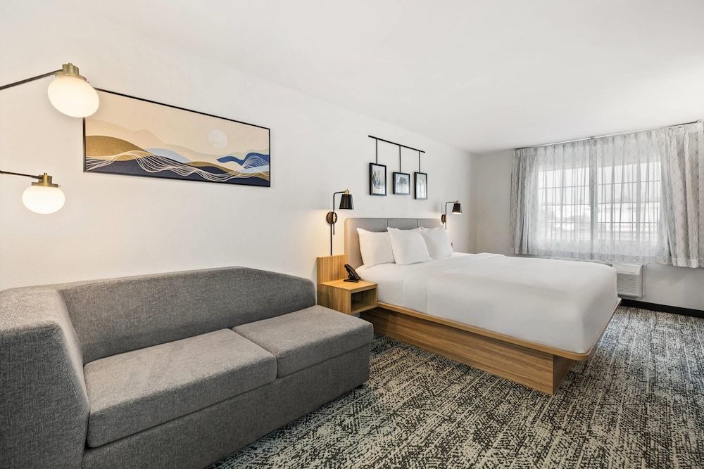 Suite, 1 King Bed with Sofa bed, Non Smoking
