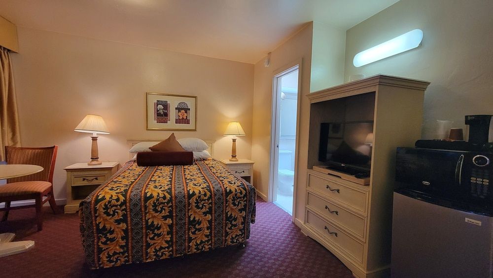 El Camino Inn Family Suites 2