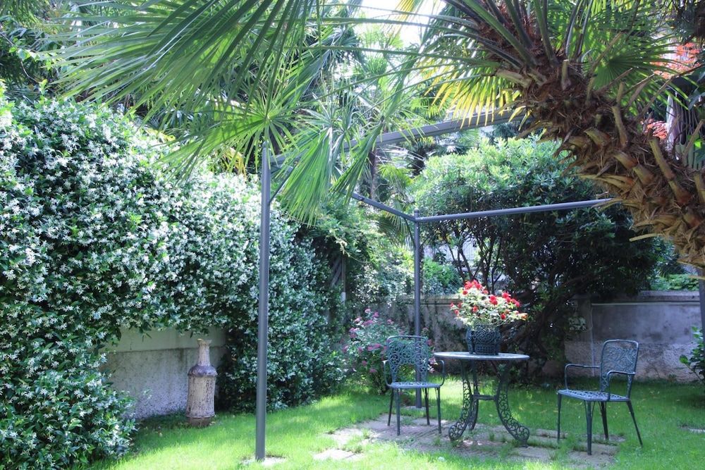 undefined Charly Hotel 6