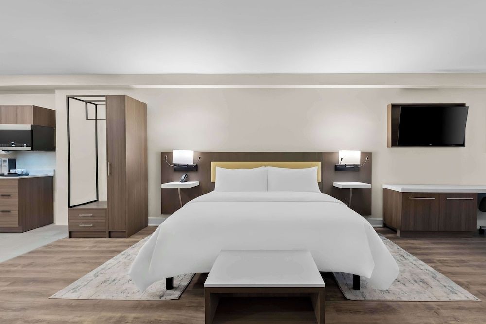 Suite, 1 King Bed, Non Smoking, Kitchen (Larger Room)