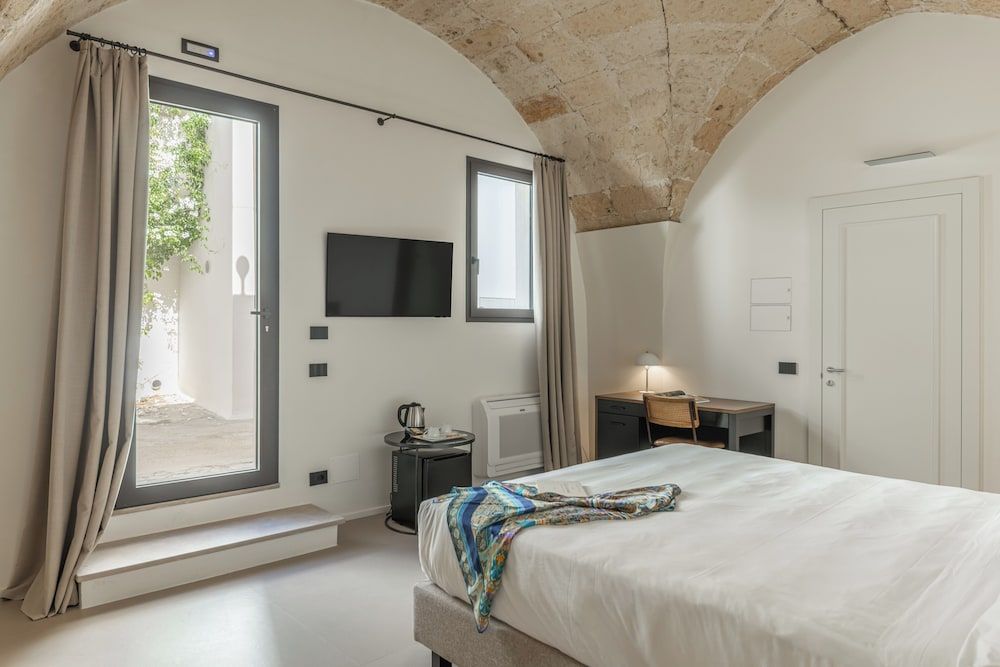 ARCO VECCHIO URBAN SUITE by EPOCA COLLECTION Classic Double Room 9