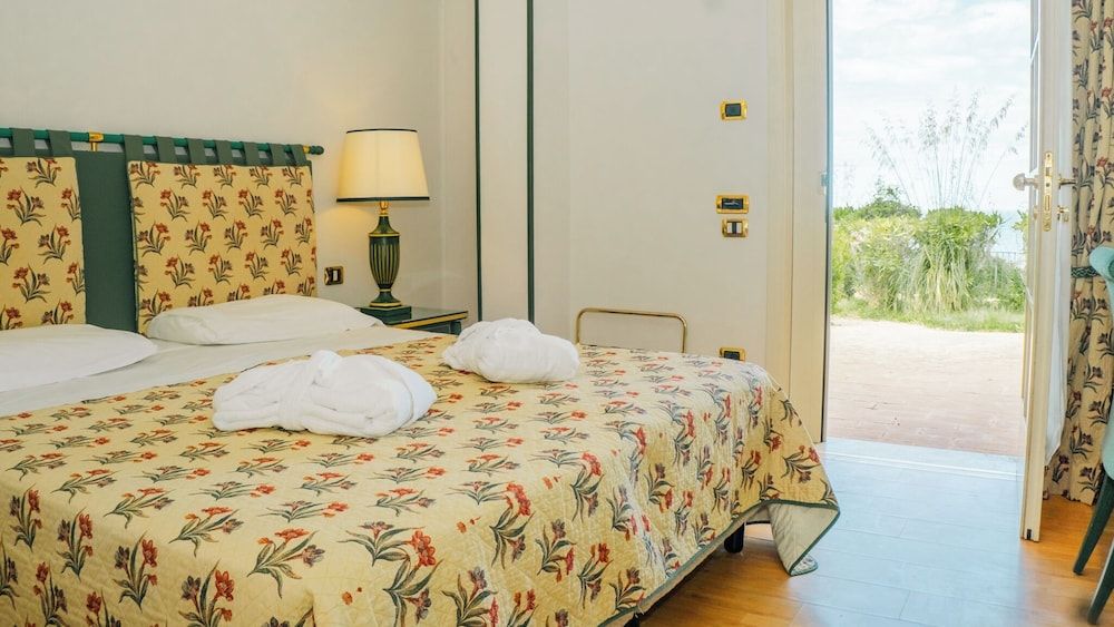 Classic Double Room, sea view, 1 queen bed or 2 twin beds