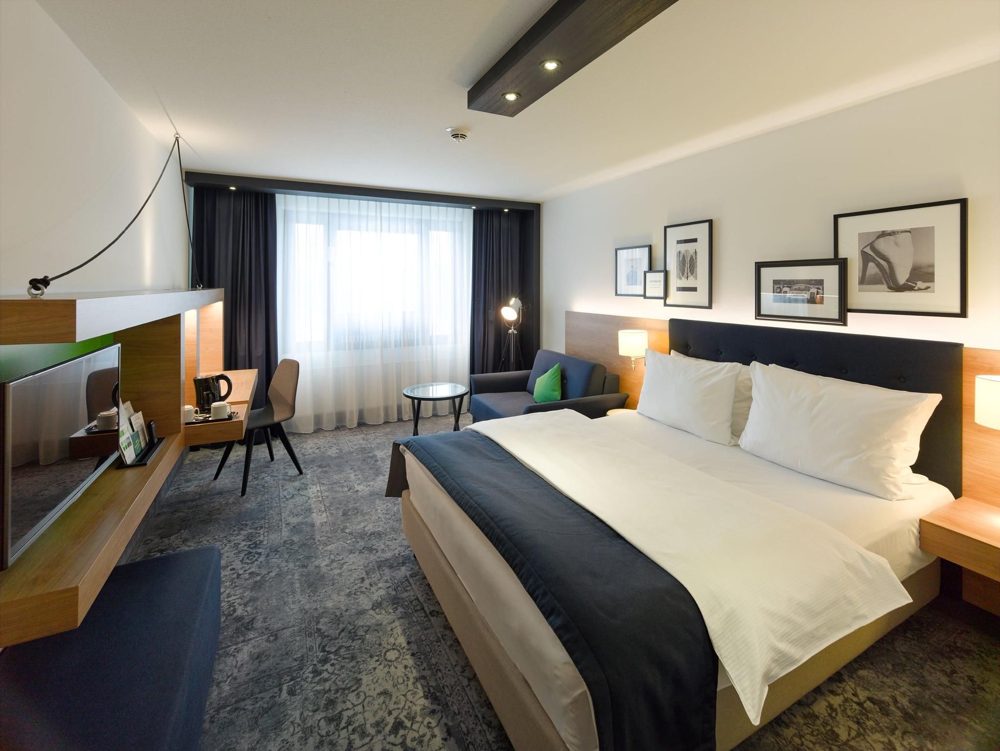 1 Queen Standard Top Floor