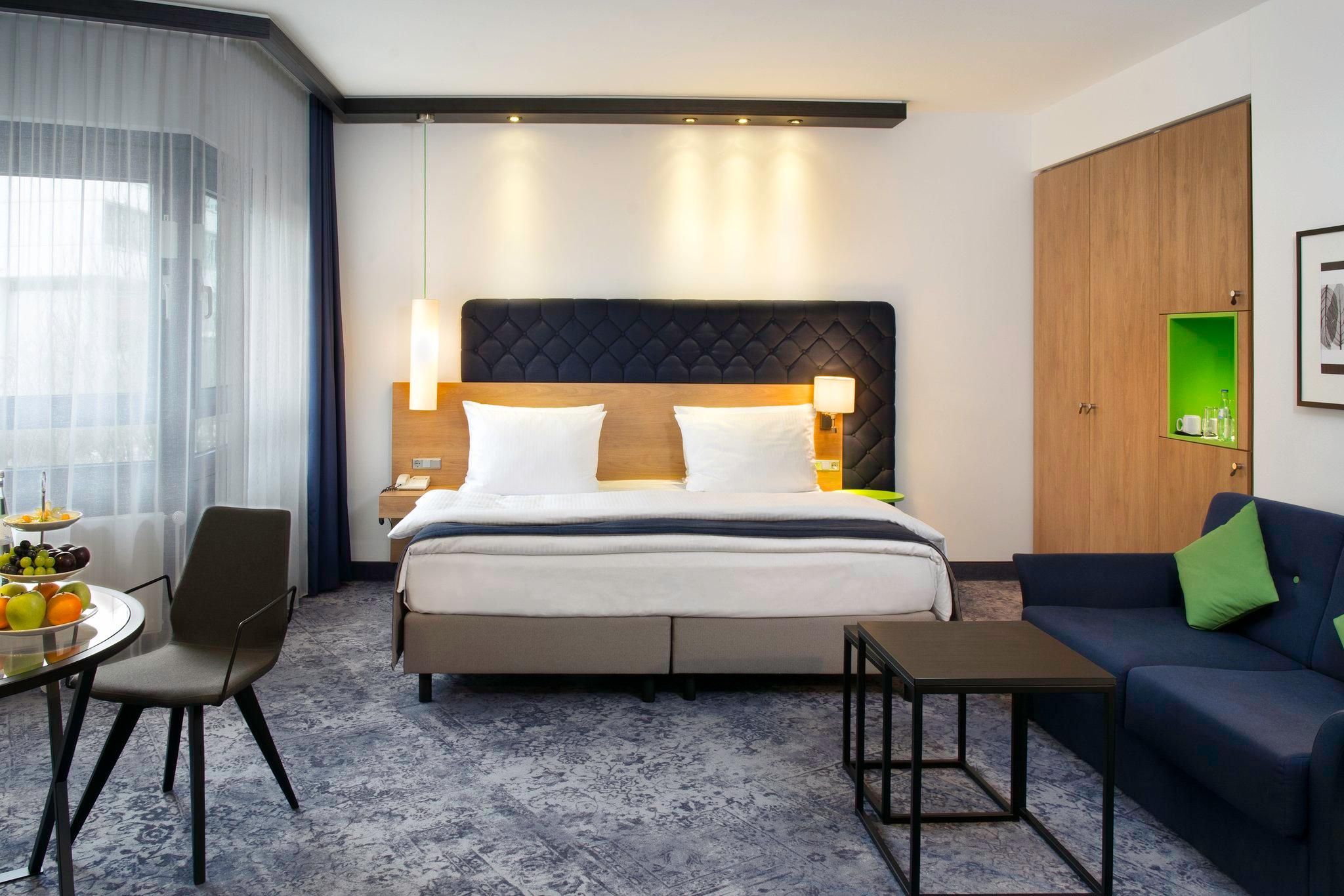 1 King Bed Premium Smoking