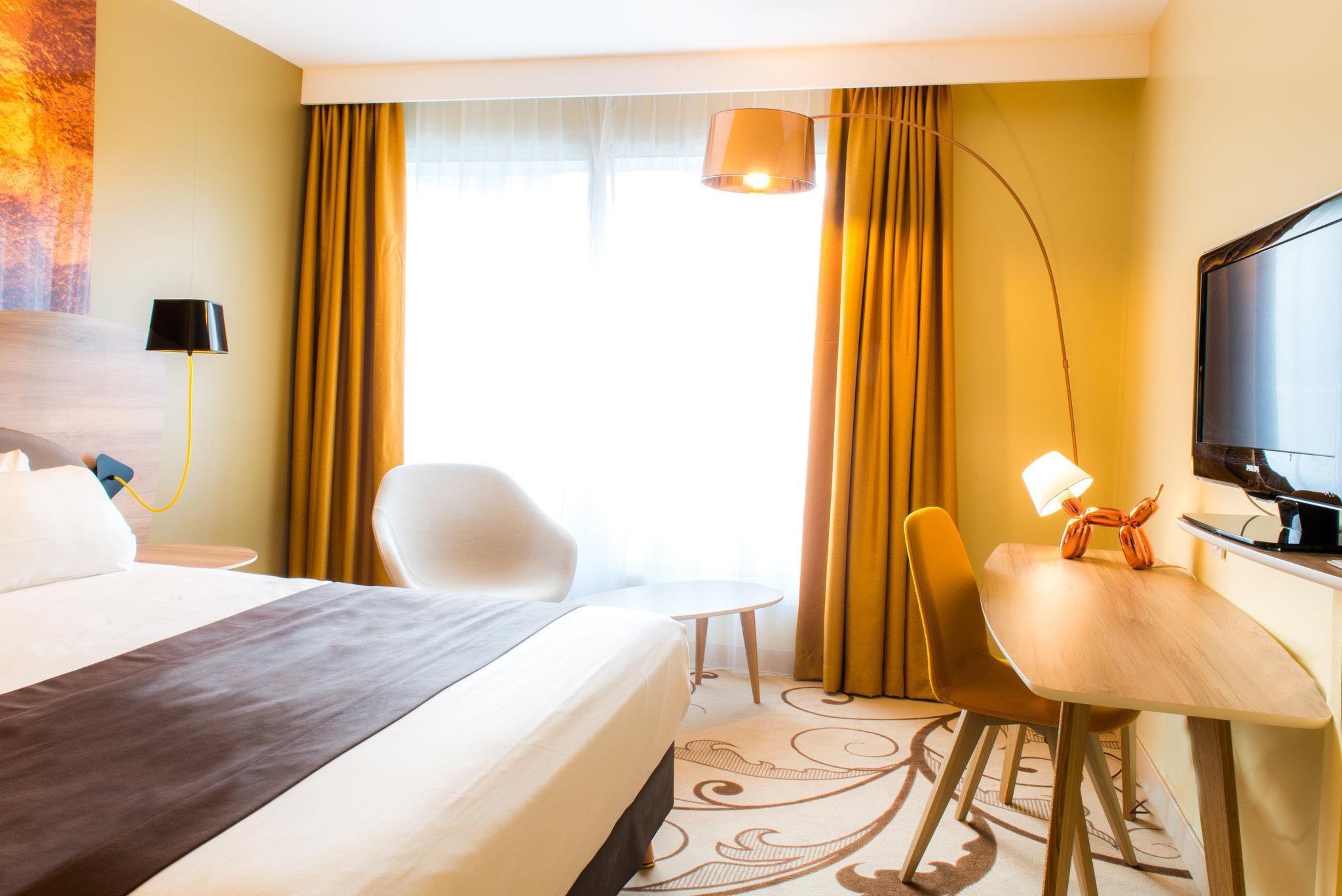 1 Queen Bed Premium Balcony