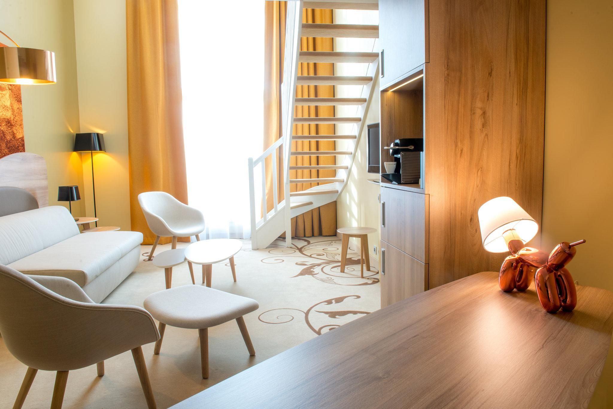 1 Queen 1 Bedroom Suite with Living Area