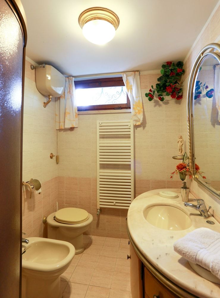 B&B Villa Sans Souci Camera 6 (ospita fino a 6 p. letto matrimoniale+4singoli) piano terra, bagno in comune. 2