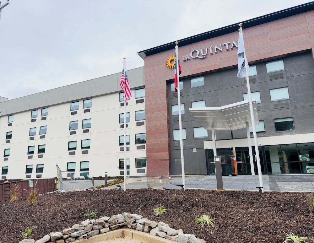 undefined La Quinta Inn & Suites by Wyndham Atlanta Roswell 10