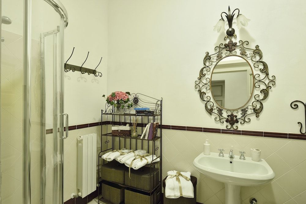 Palazzo Coli Bizzarrini Romantic Apartment, 1 Bedroom, Kitchen (Appartamento Rubino) 5