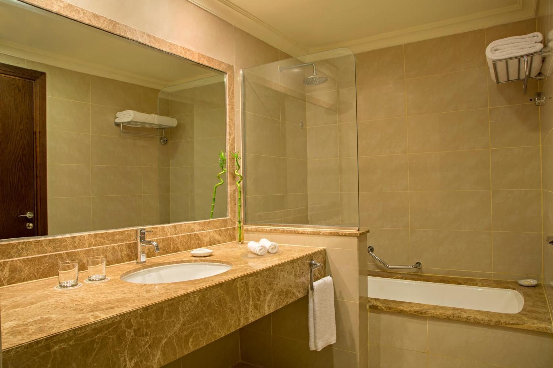 Standard, Queen Bed, Side Sea View