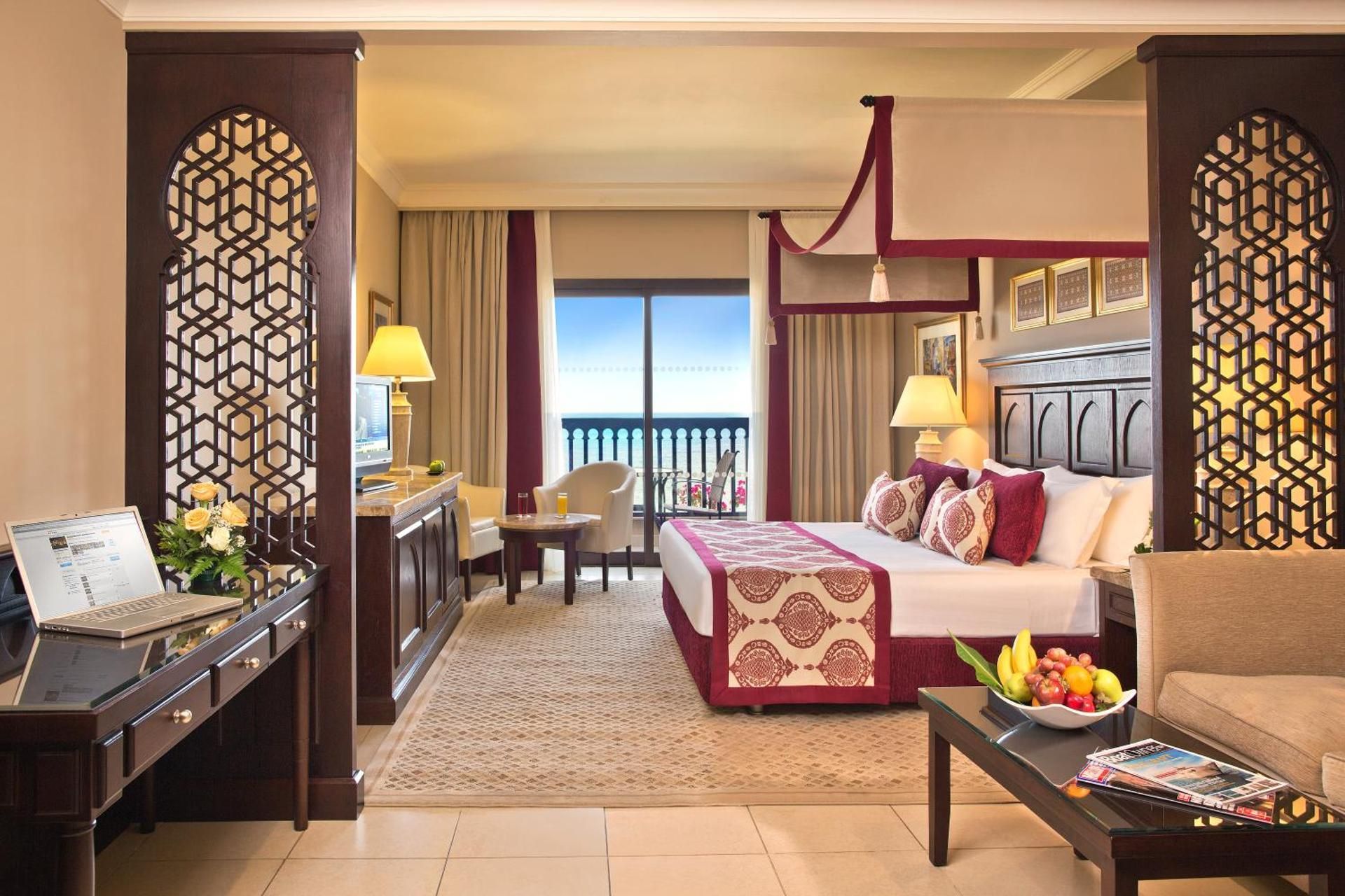 Al Dana Junior Suite, Queen Bed, Side Sea View